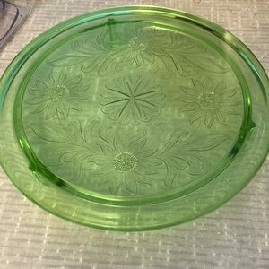 VINTAGE GREEN DAISY SUNFLOWER DEPRESSION GLASS CAKE PLATE 3 LEG